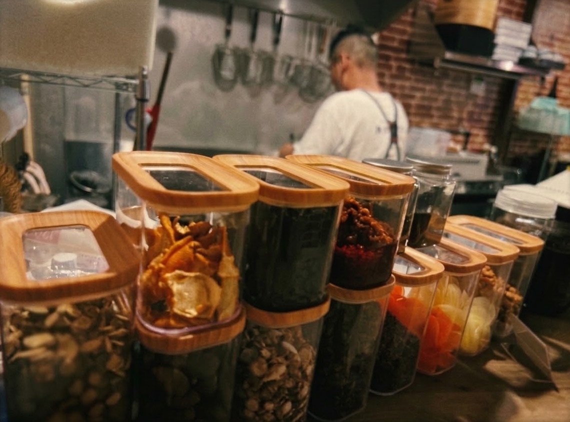 橋本飯店のオープンキッチン
